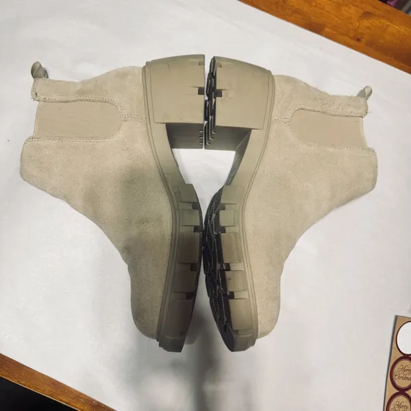 Steve Madden Howler Sand Suede Lug Sole Chelsea Ankle Boots Womens 9 M - Image 4