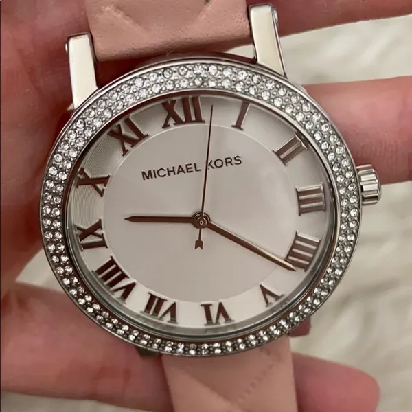 MOVING SALE! Blush pink and silver Michael Kors watch - Image 5