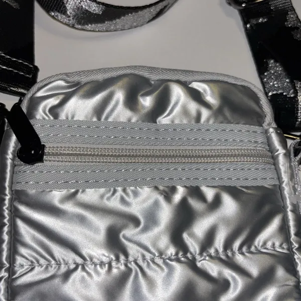 Source Unknown SILVER PUFF STYLE CROSSBODY GREAT SIZE HOLDS PHONE AND MORE FUN COLORFUL STRAP - Image 3