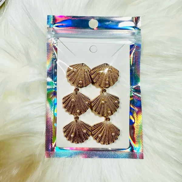 Elegant Gold Shell Drop Earrings - Image 2