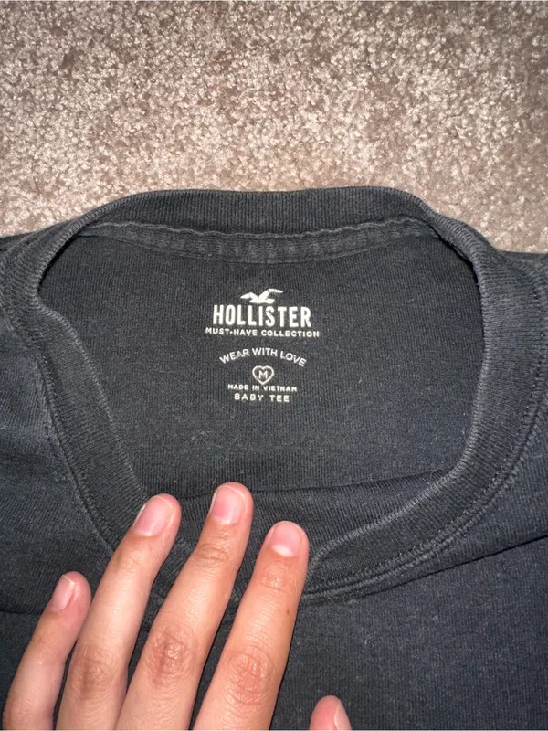 Hollister Black Baby Tee Shirt Size Medium 0529 - Image 2