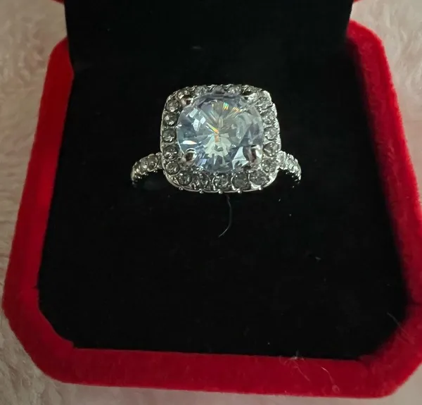Gorgeous Stainless Steel Silver 1.5 Carat Princess Cut Cubic Zirconia Ring SZ 7 - Image 3