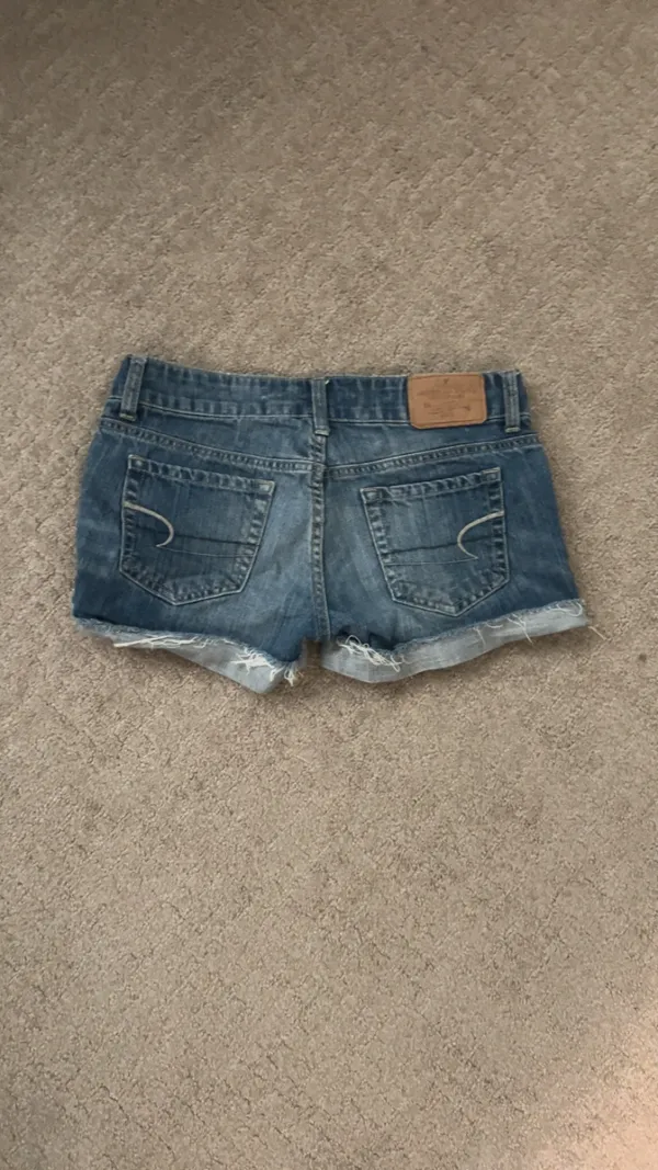 American Eagle Vintage Low-Rise Jean Shorts - Image 2