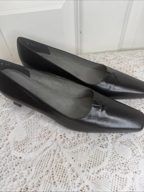 Stuart Weitzman Black Leather Low Kitten Heel Pumps sz 7 - Image 2