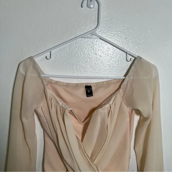 Windsor Women's‎ Size Small Faux Wrap Off Shoulder Top Beige Cream Long Sleeve - Image 3
