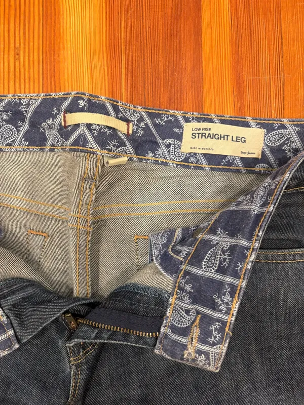 Vintage Gap low rise straight leg Jeans with interior design - Image 2