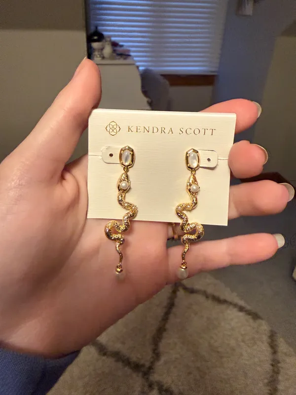 Kendra Scott Snake pearl earings - Image 3