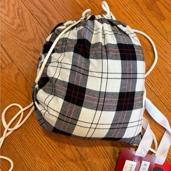 Wondershop at Target Pajama Set – M – Plush Top + Flannel Shorts + Matching Bag - Image 3