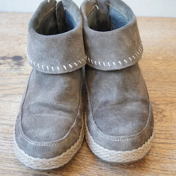 UGG Women's Size 8 Ankle Boot Gray Suede Leather Whipstitch Zip Boho Outdoors - Image 4