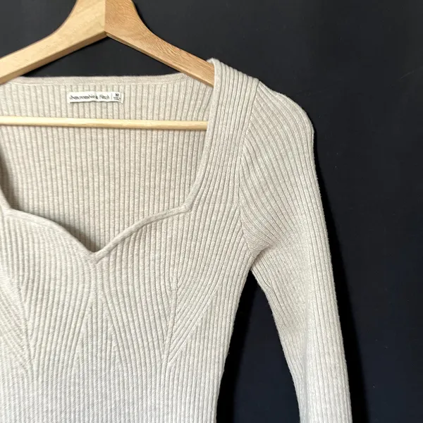Abercrombie & Fitch beige tan princess neckline‎ knit bodysuit women's size M - Image 2