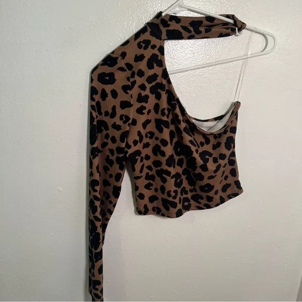 Le Lis Women's Size Medium One Shoulder Crop Top Animal Print Mock Neck Long Slv - Image 2