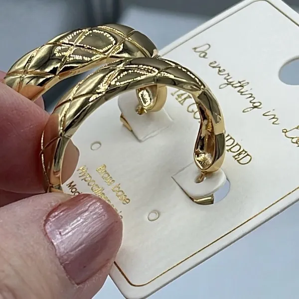 NWT 14K GP “ gold plated Do everything in Love “ quilt hoops - Image 7