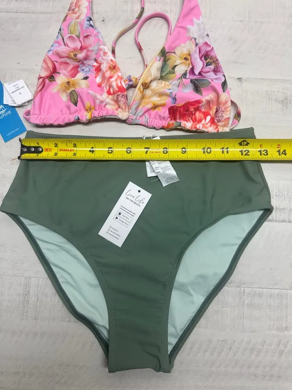 Cupshe reversible floral-print top and solid green high-waisted bottoms. - Image 2