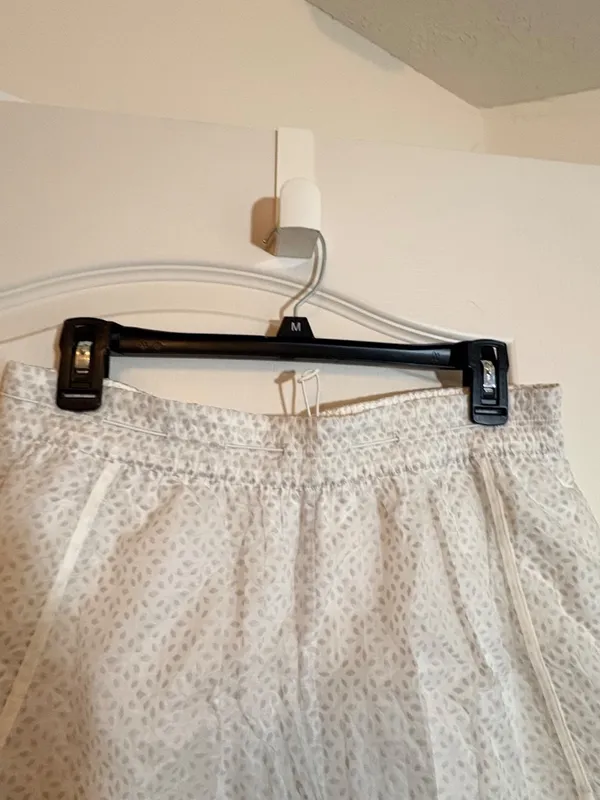 Lululemon Find Your Flock white with clear nylon overlay shorts. SZ 10 - Image 2