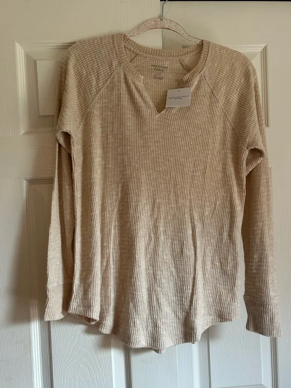 NWT America Eagle Cream Neutral Notch V neck long sleeve scoop hem top - Image 2