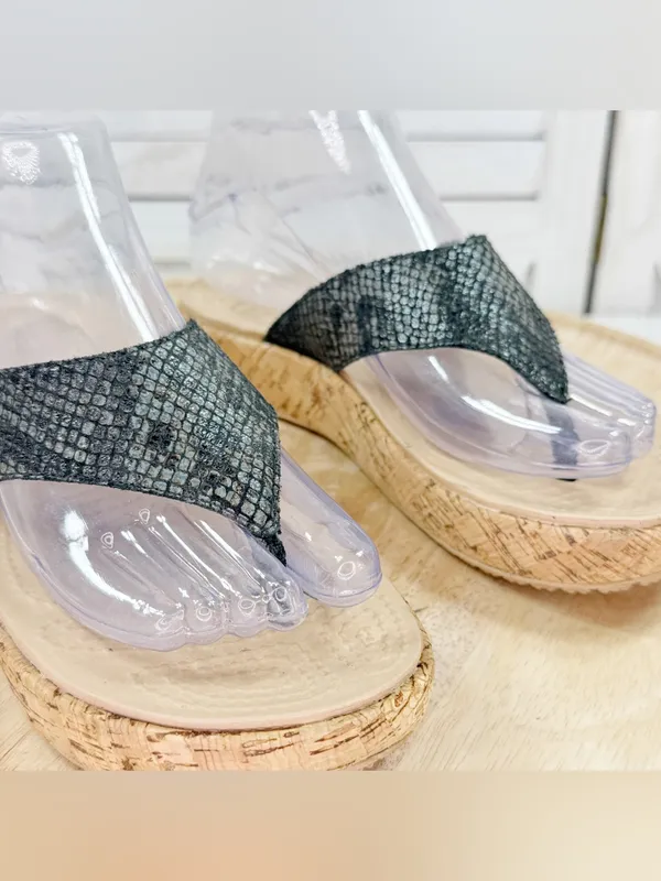 Crocs A Leigh Faux Cork Wedge Thong Sandals Black Tan Size 7 202035 - Image 7