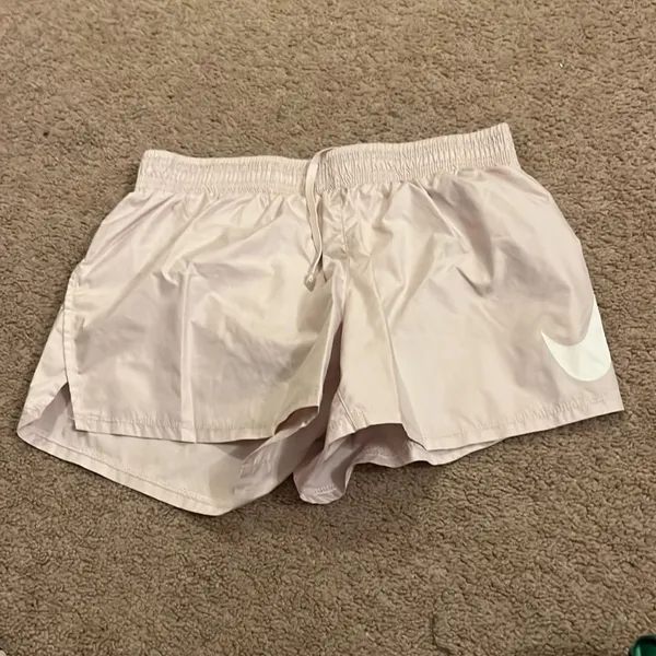 ‎Nike xs pink shorts - Image 2