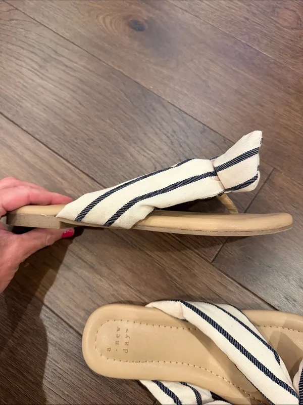 A New Day Striped Bow Slide Sandals in Beige and Navy Size 8 - C72-098 - Image 8