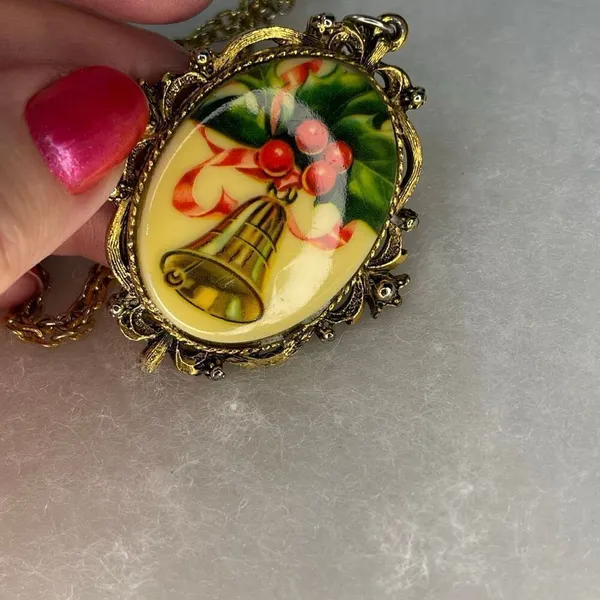 Vintage Christmas scene cameo style necklace - Image 2