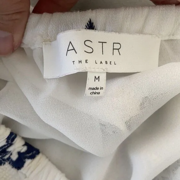 ASTR‎ The Label Women's Embroidered Floral Crop Top White Navy Size Medium - Image 3