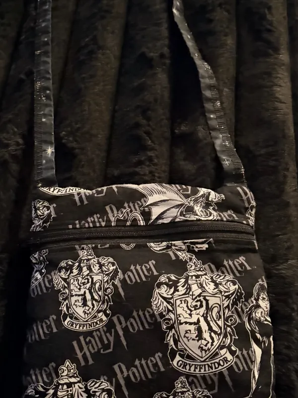 Handmade Gryffindor Crest Black Messenger Crossbody Bag - Image 3