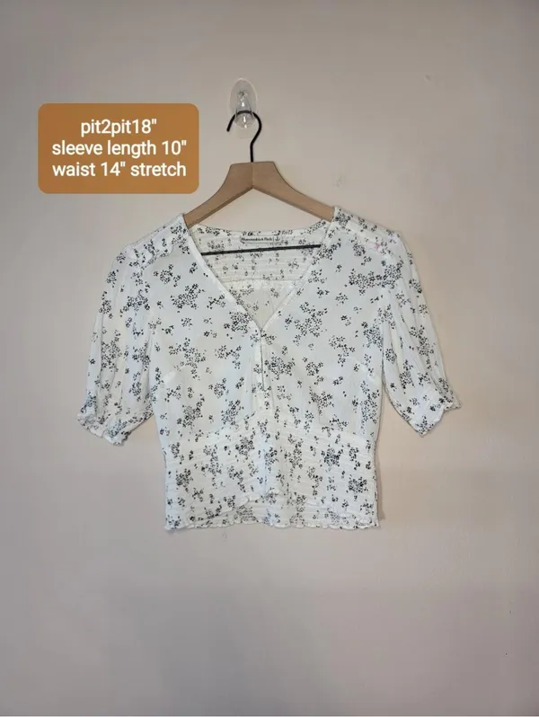 Abercrombie & Fitch Ditsy Floral Smocked Blouse Fairy S - Image 3