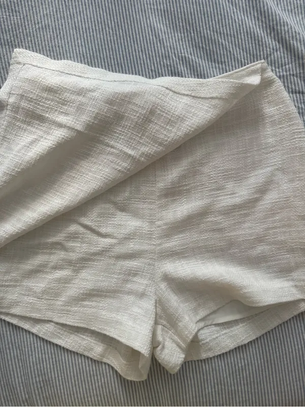 NWT Abercrombie Women's White Textured High-Rise Skort - Image 4