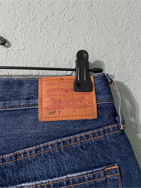 Levi’s 501 Tapered Distressed Jean Size W25 L28 Dark Wash Button Fly - Image 9