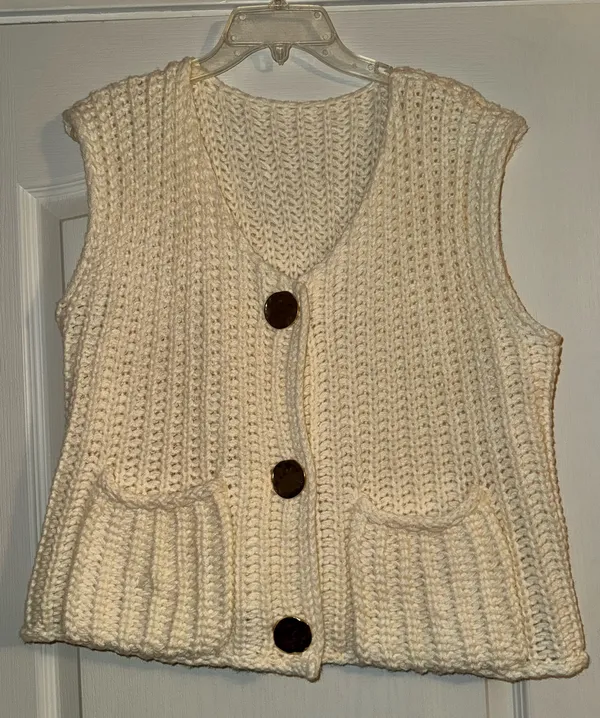 Cream chunky knit crochet sleeveless sweater vest with gold buttons - Image 3