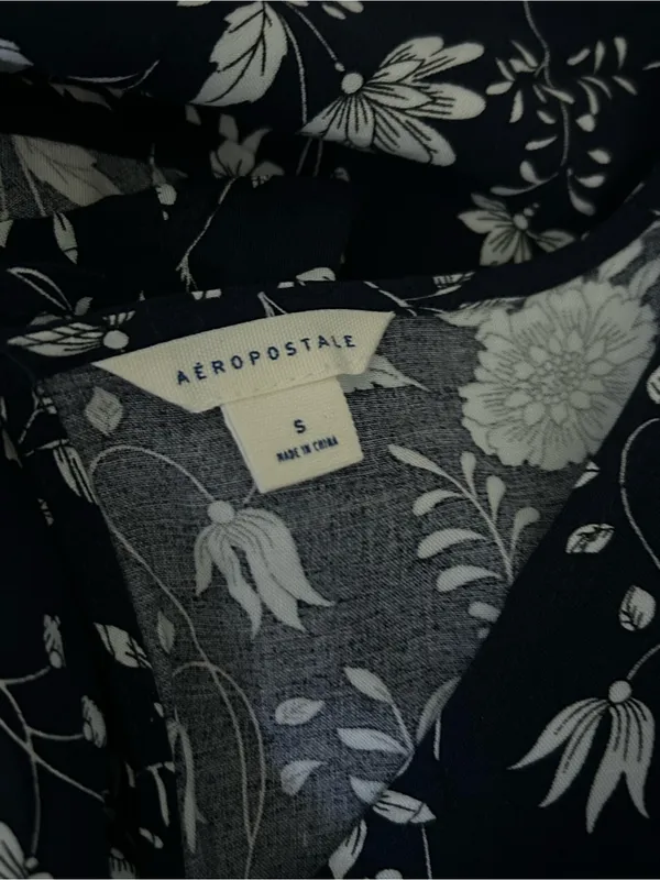 Aeropostale Women’s Black & White Floral V-Neck Romper SM - Image 9