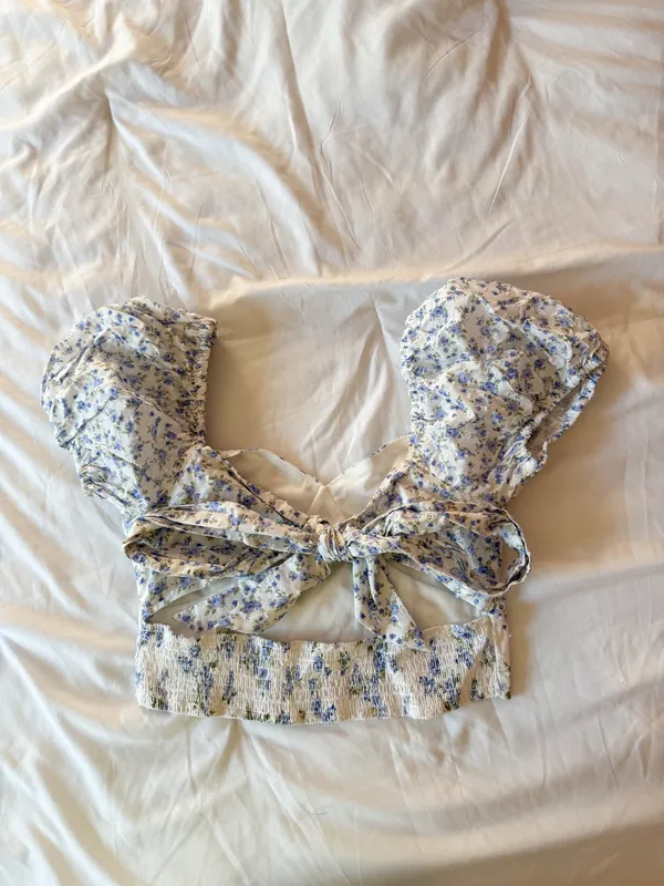 Altar’d State Ivory And Blue Floral Puff Sleeve Tie Back Top Size Small - Image 2