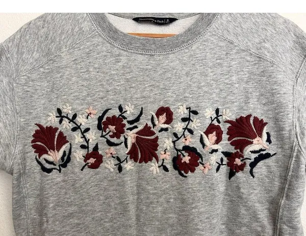 Abercrombie & Fitch Women's Gray Cropped Sweatshirt Floral Embroidery Small - Image 4