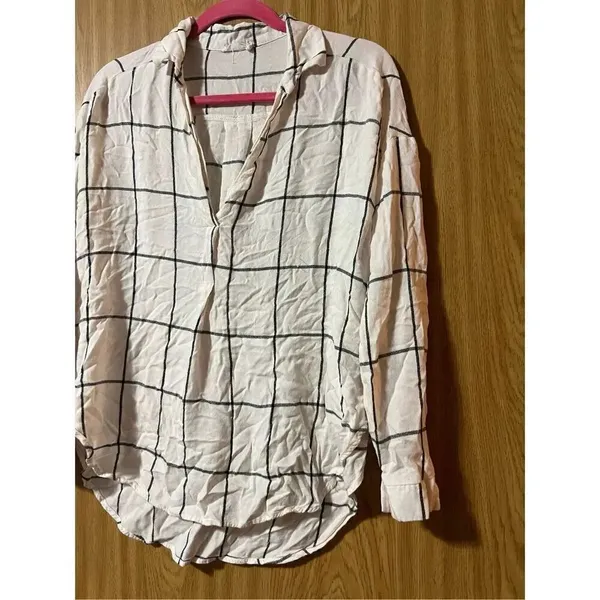 Lush White Plaid Woman’s Long Sleeve V-Neck Top Size Medium - Image 2