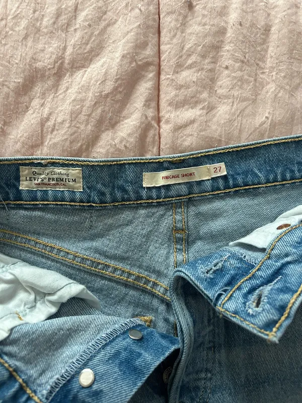 Levi’s Ribcage Shorts High-Rise Denim - Image 4
