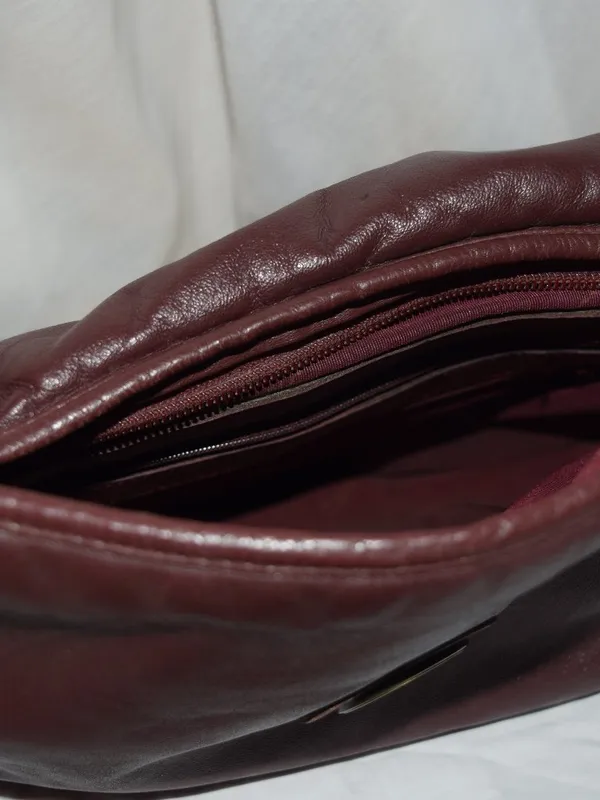 Vintage Aigner-Signature Burgundy Shoulder Bag - Image 3