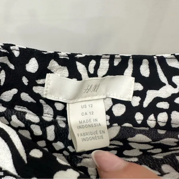 H&M Black and White Pleated Pencil Skirt - Image 2