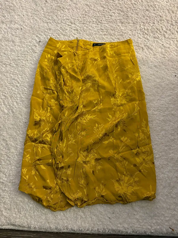 NWOT Zara ruffled jacquard midi skirt in yellow. Size Medium - Image 4