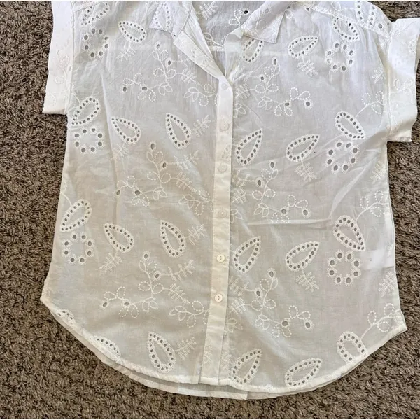 Alex & Jordan White‎ Floral Eyelet Lace Button up Blouse Size Small - Image 4