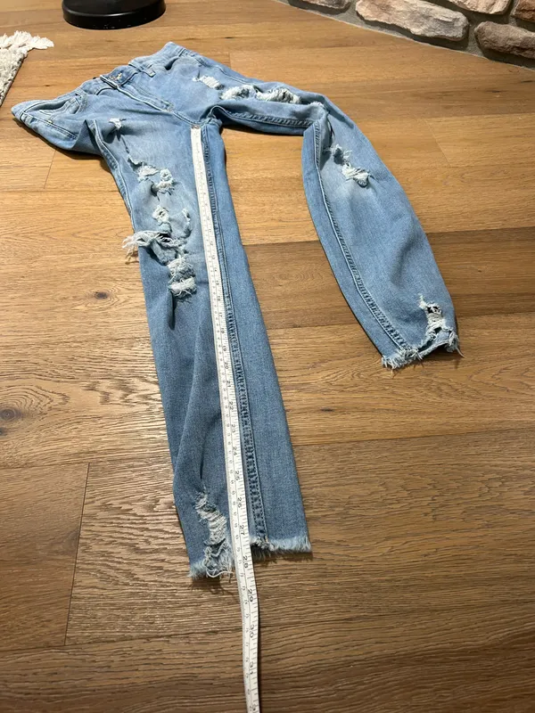 Hollister Size 28 ripped skinny jeans - Image 12