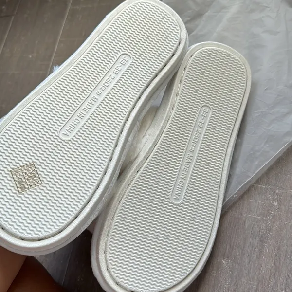 White Fuzzy Slippers Bridesmaid Wedding Shoes Sz 8 - Image 3
