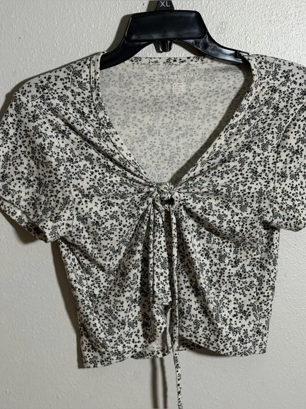 American Eagle Women Tie-Front Floral Summer Crop‎ Top White/Black size M - Image 4