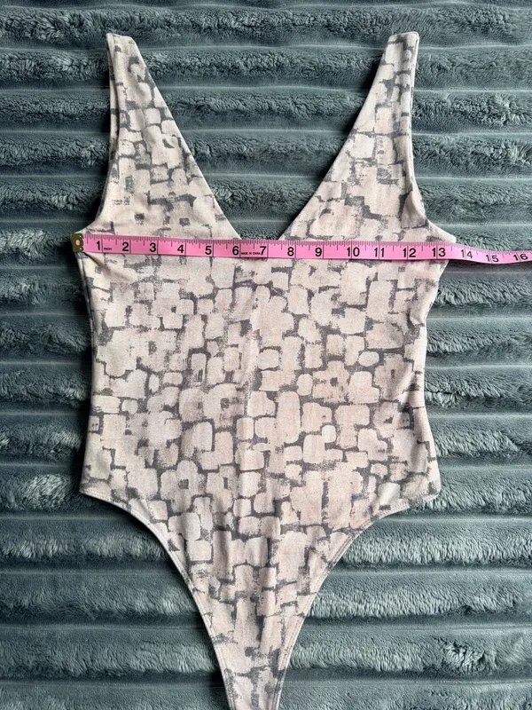 Babaton Aritzia Contour Double V Bodysuit Size S Abstract Print Dopamine Y2K - Image 6