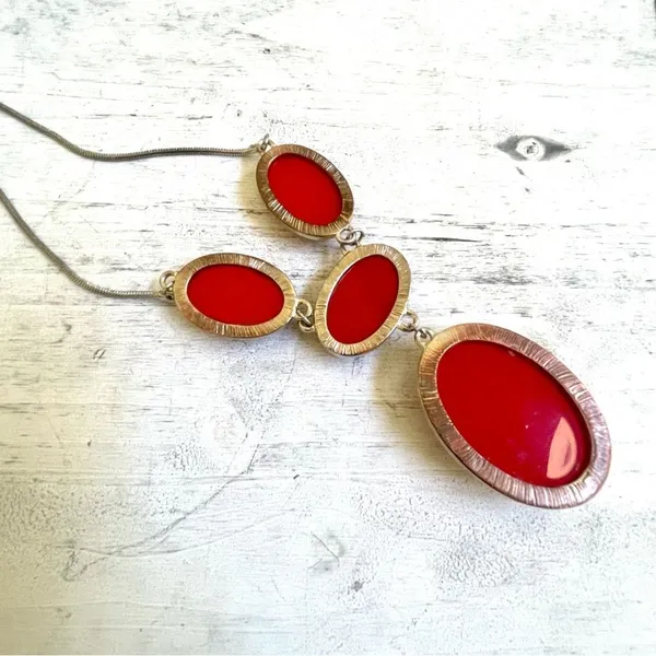 Red silver tone pendant necklace - Image 3