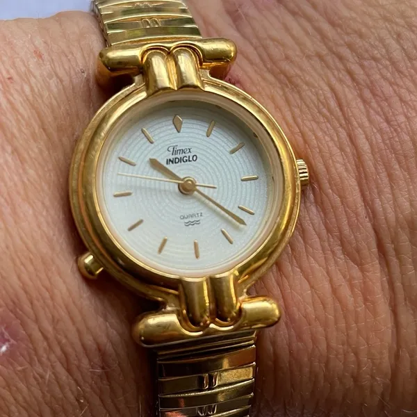 Vintage Timex Indiglo gold watch - Image 2
