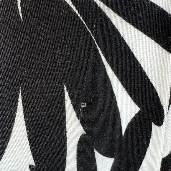 I.e. VTG Black & White Floral 100% Cotton Skirt Soft See Photos Has A‎ Snag. New - Image 7