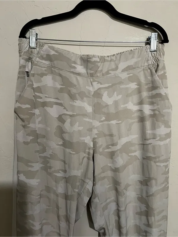 Athleta Brooklyn Textured Cream Camo Tall Jogger Travel Performance‎ Pants - Image 3