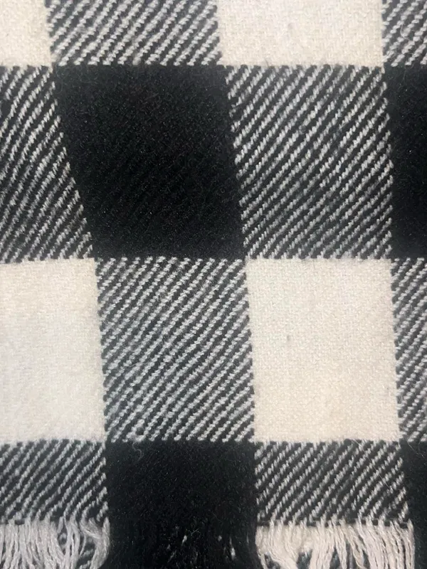 Black & white plaid scarf. - Image 4