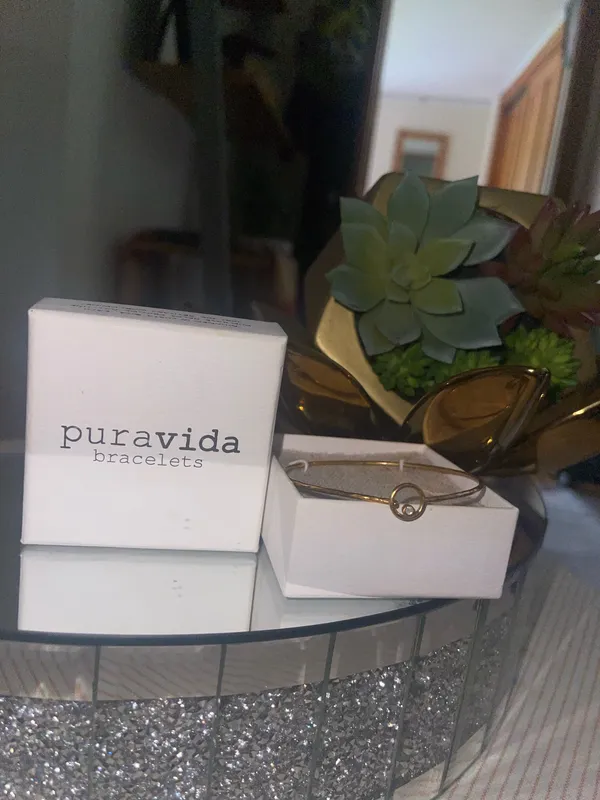 This is a Pura Vida bracelet featuring a dainty gold-tone wave charm - Image 2