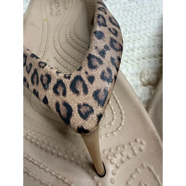 CROCS Women's 9 Kadee II Leopard Print Thong Flip Flop Sandal Shoes Tan - Image 8