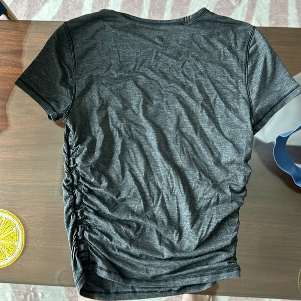 Lululemon LUKU GREY/BLACK ROUCHED SHORT SLEEVE TOP SIZE 2 - Image 3